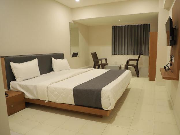 Hotel Royal Orbit Райкот Екстериор снимка